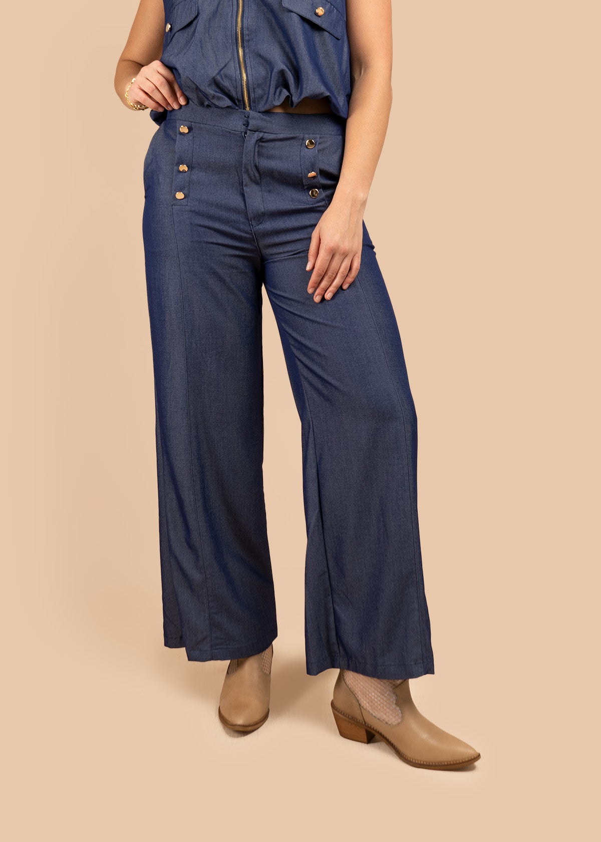 Pantalón color azul con botones en bolsillos delanteros 106391