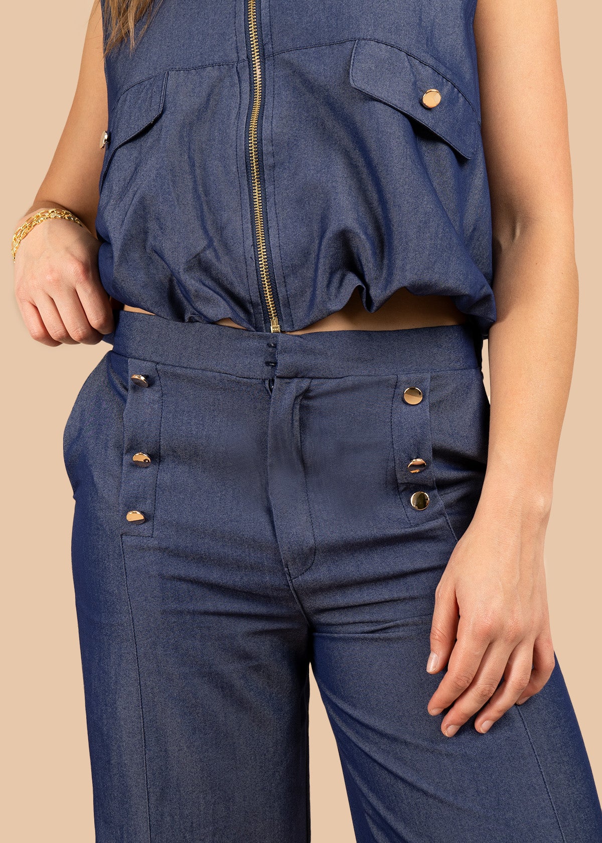 Pantalón color azul con botones en bolsillos delanteros 106391