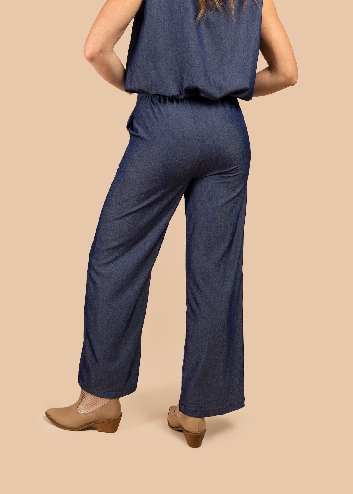 Pantalón color azul con botones en bolsillos delanteros 106391