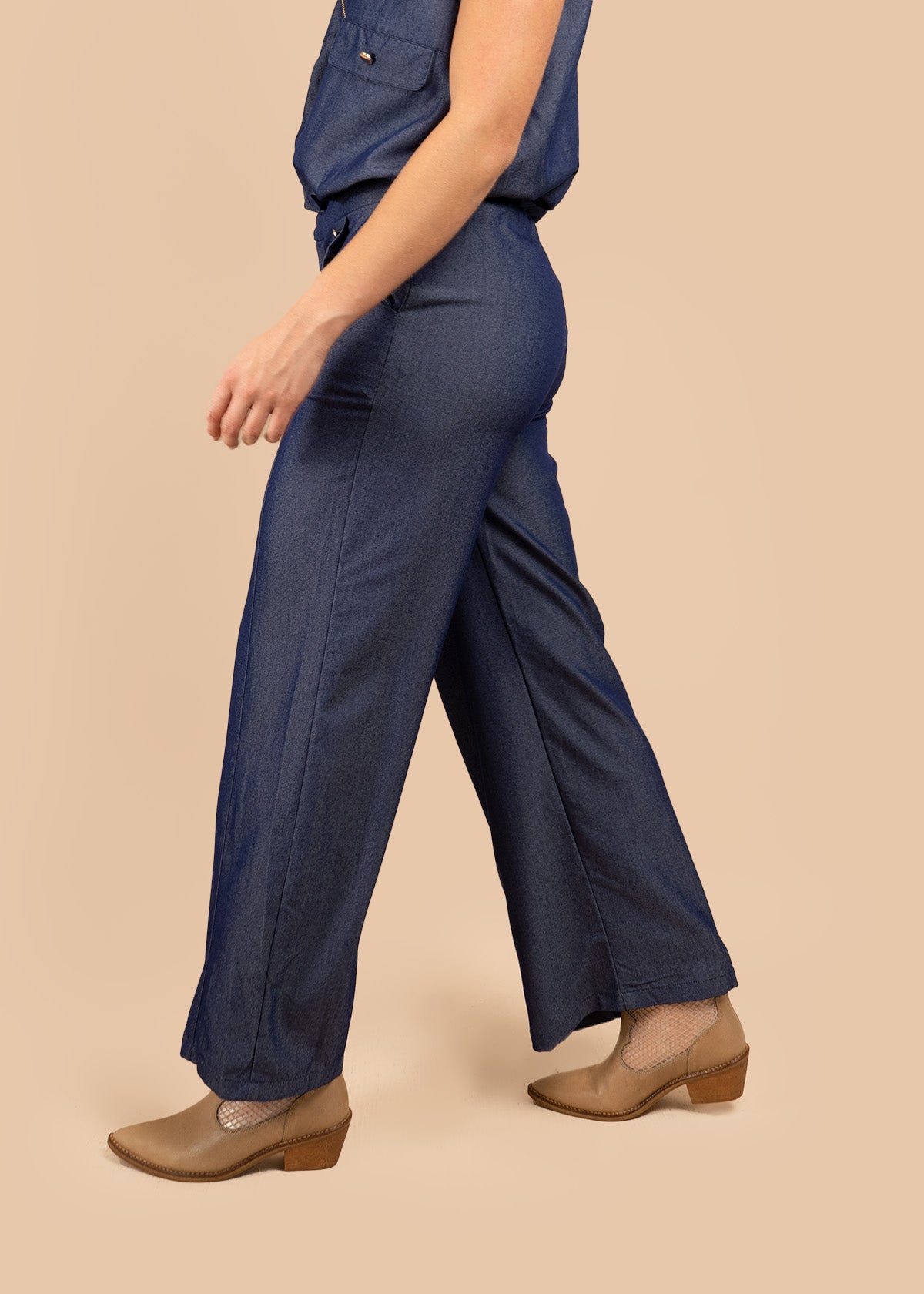 Pantalón color azul con botones en bolsillos delanteros 106391