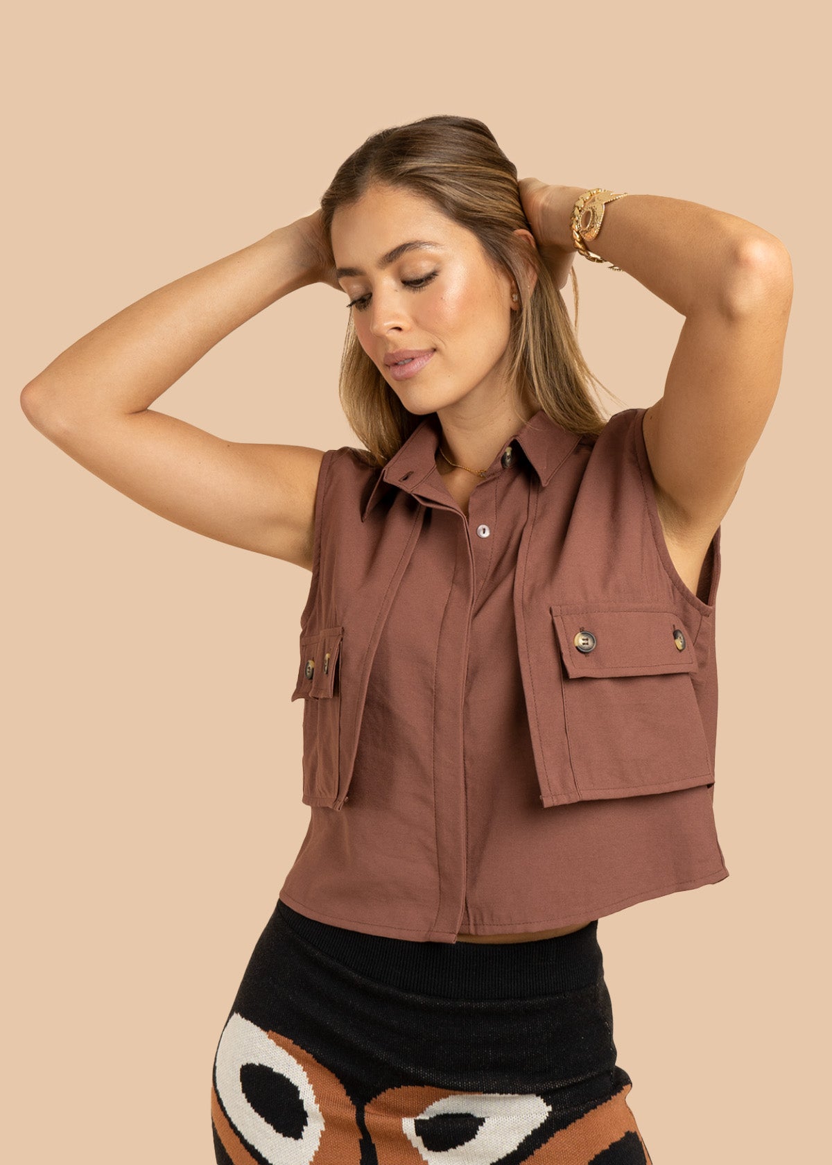 Chaleco color chocolate con bolsillos delanteros 106392