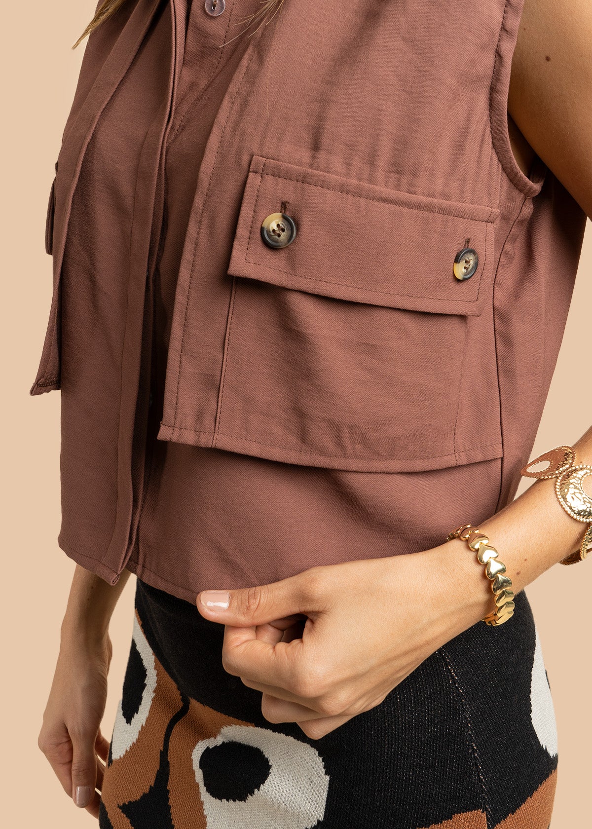 Chaleco color chocolate con bolsillos delanteros 106392