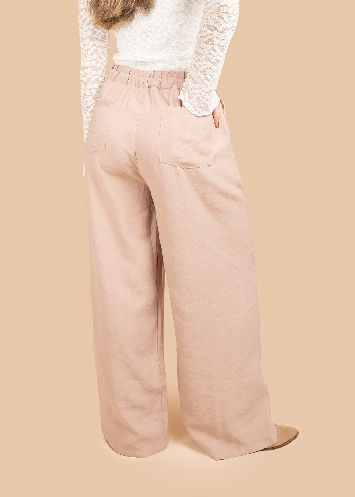 Pantalón color camel con jareta interna y bolsillos laterales 106395