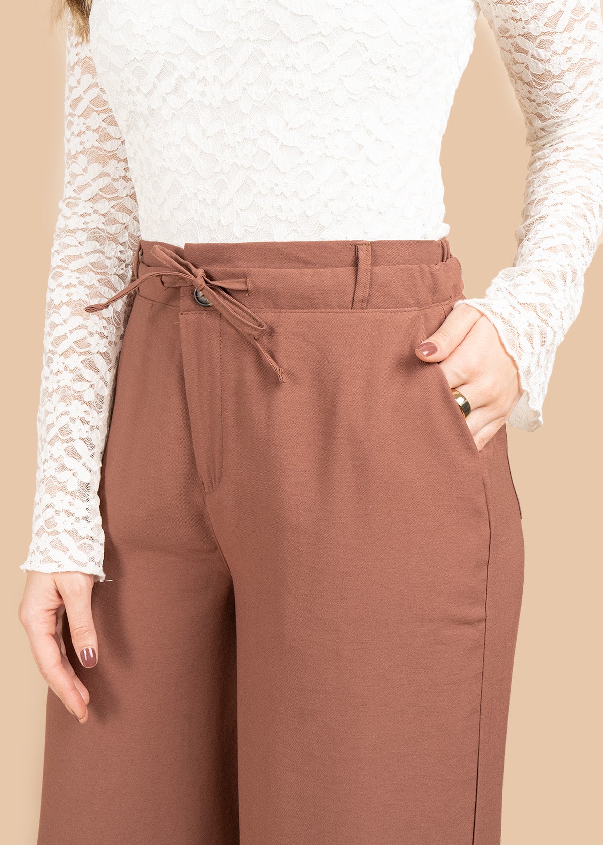 Pantalón color chocolate con jareta interna y bolsillos laterales 106395