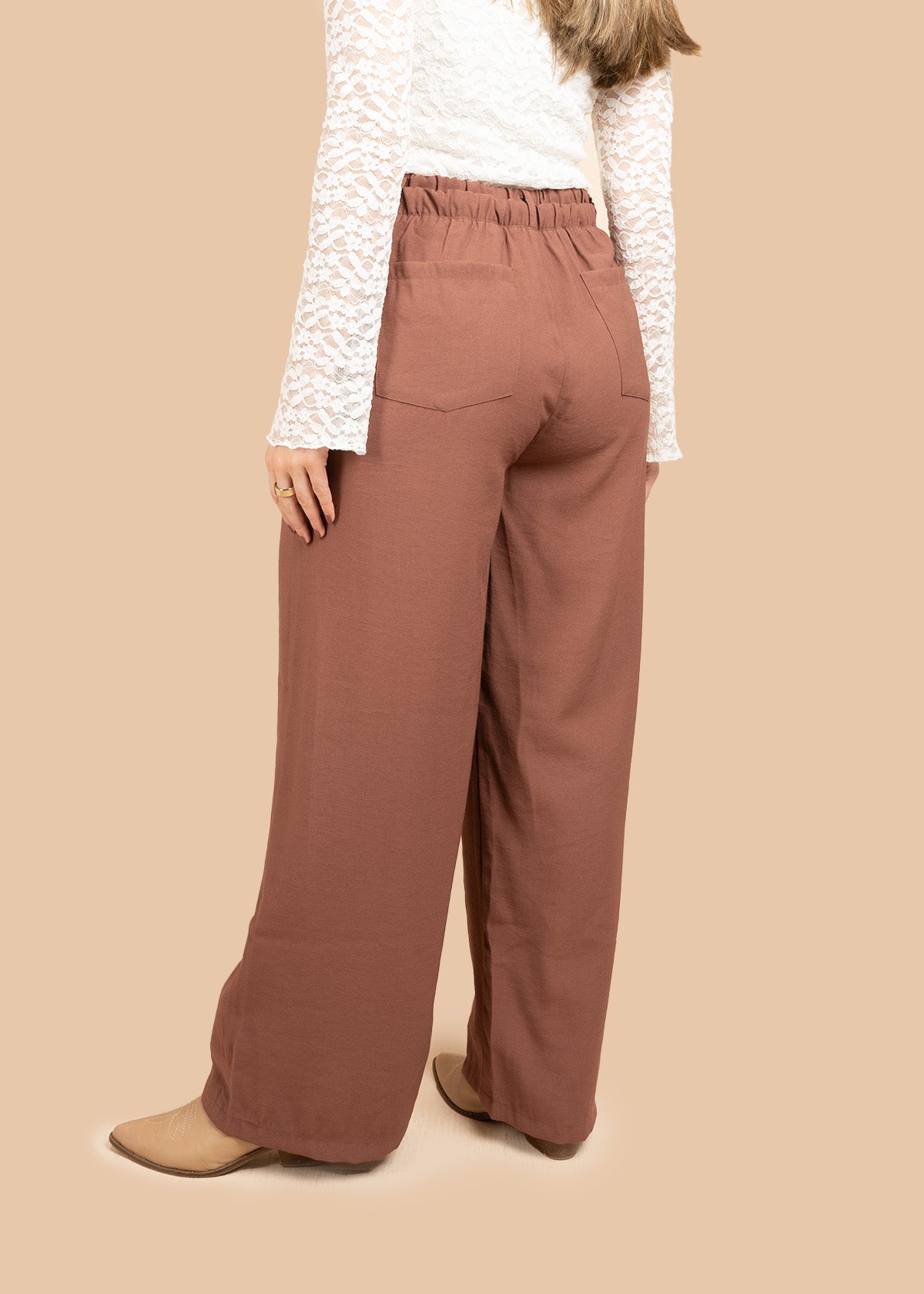 Pantalón color chocolate con jareta interna y bolsillos laterales 106395