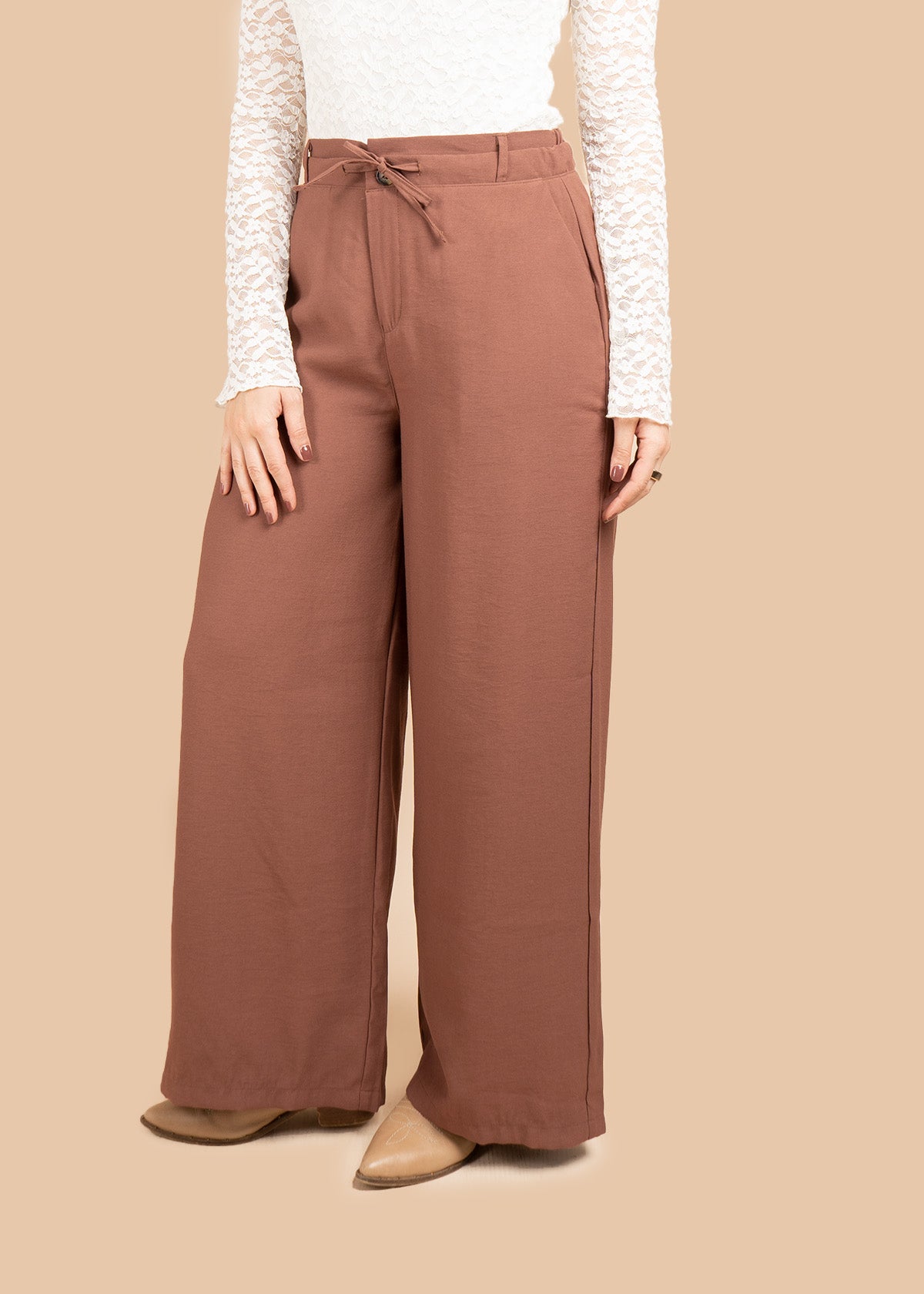 Pantalón color chocolate con jareta interna y bolsillos laterales 106395