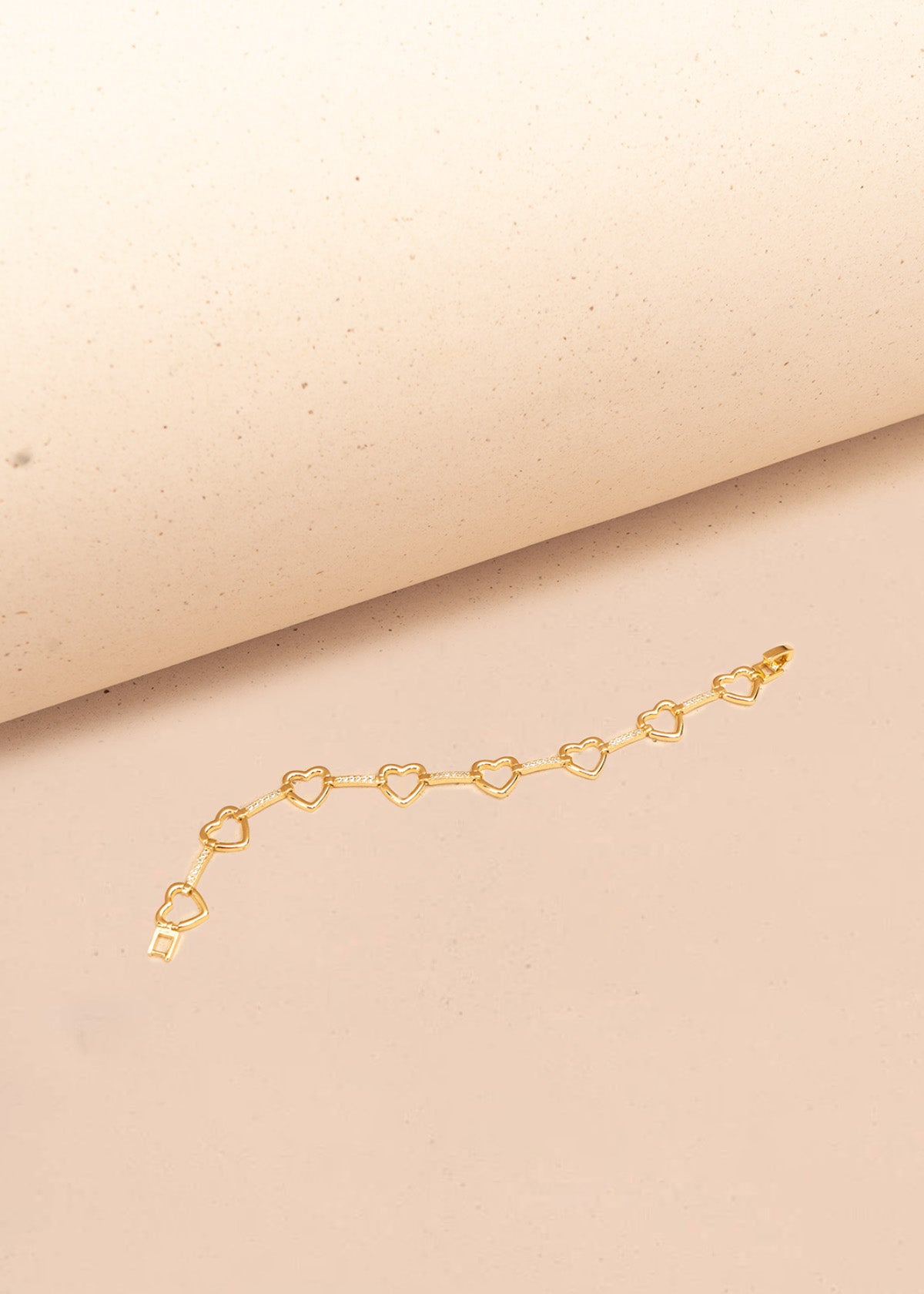 Pulsera color dorado con dijes de corazón 106396