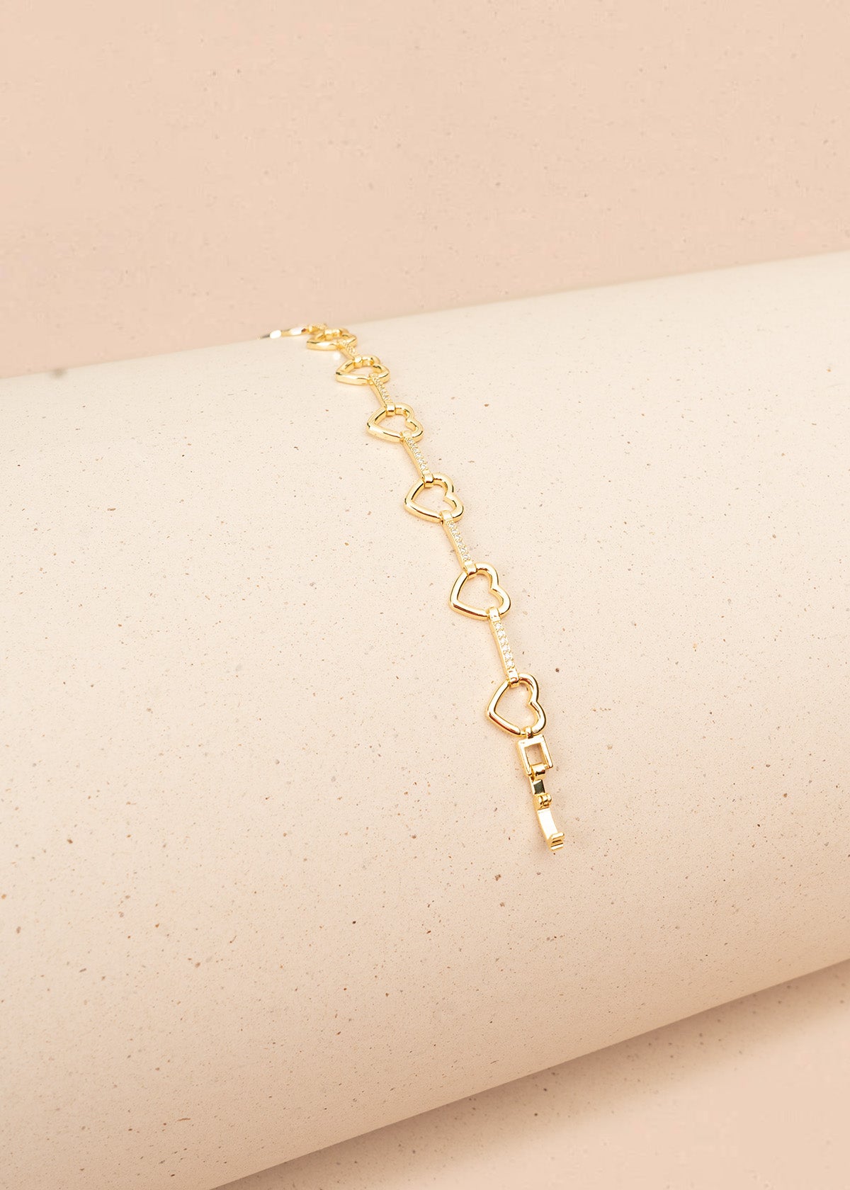 Pulsera color dorado con dijes de corazón 106396