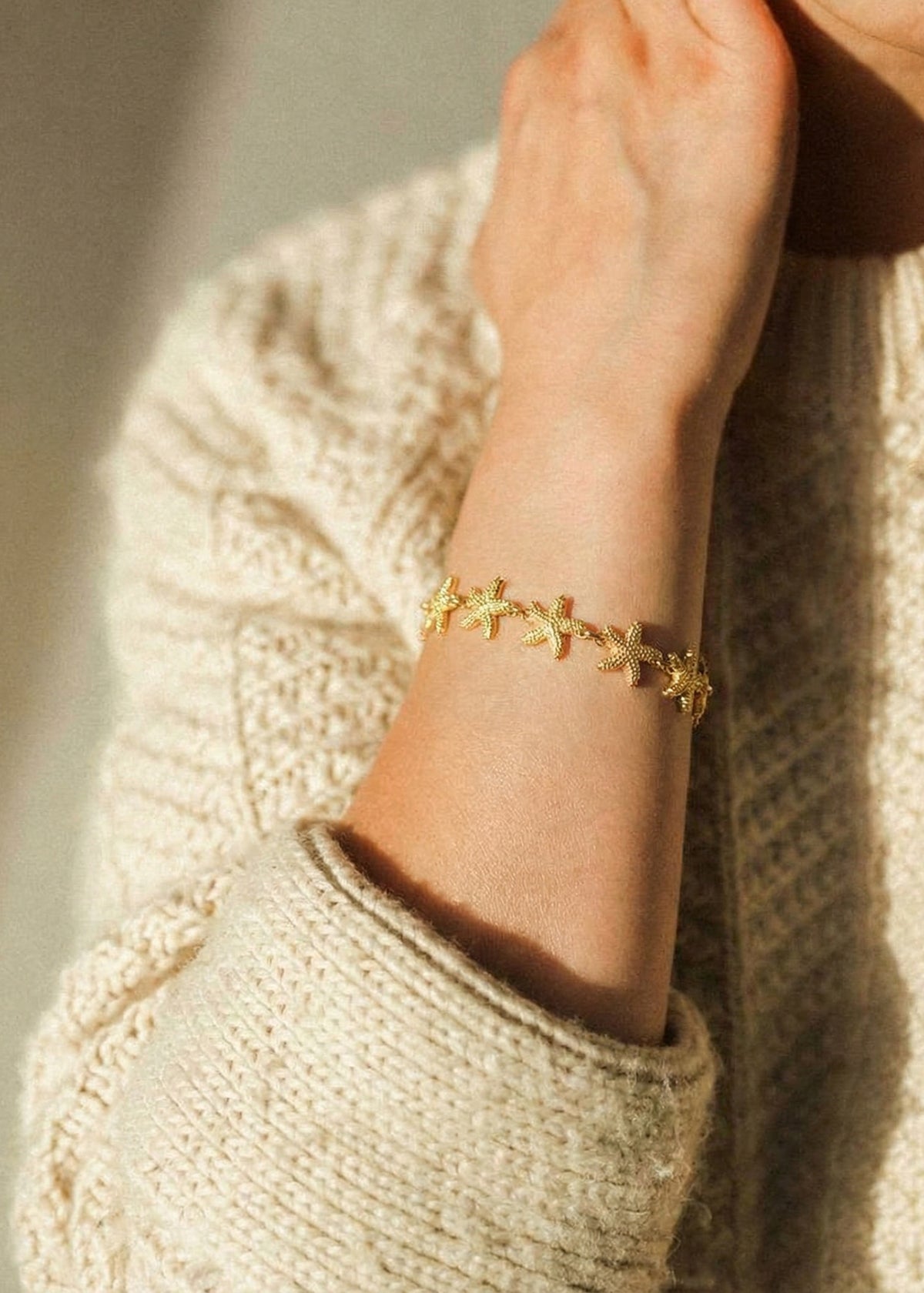 Pulsera color dorado con dijes de estrellas de mar 106397