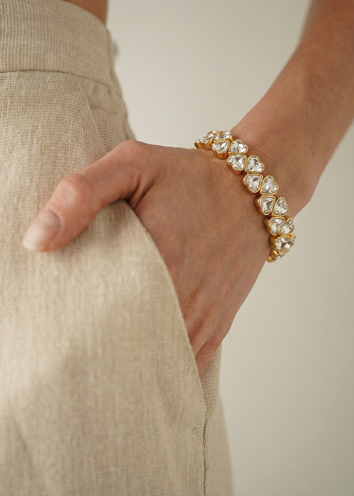 Pulsera color dorado en eslabón de corazones 106400