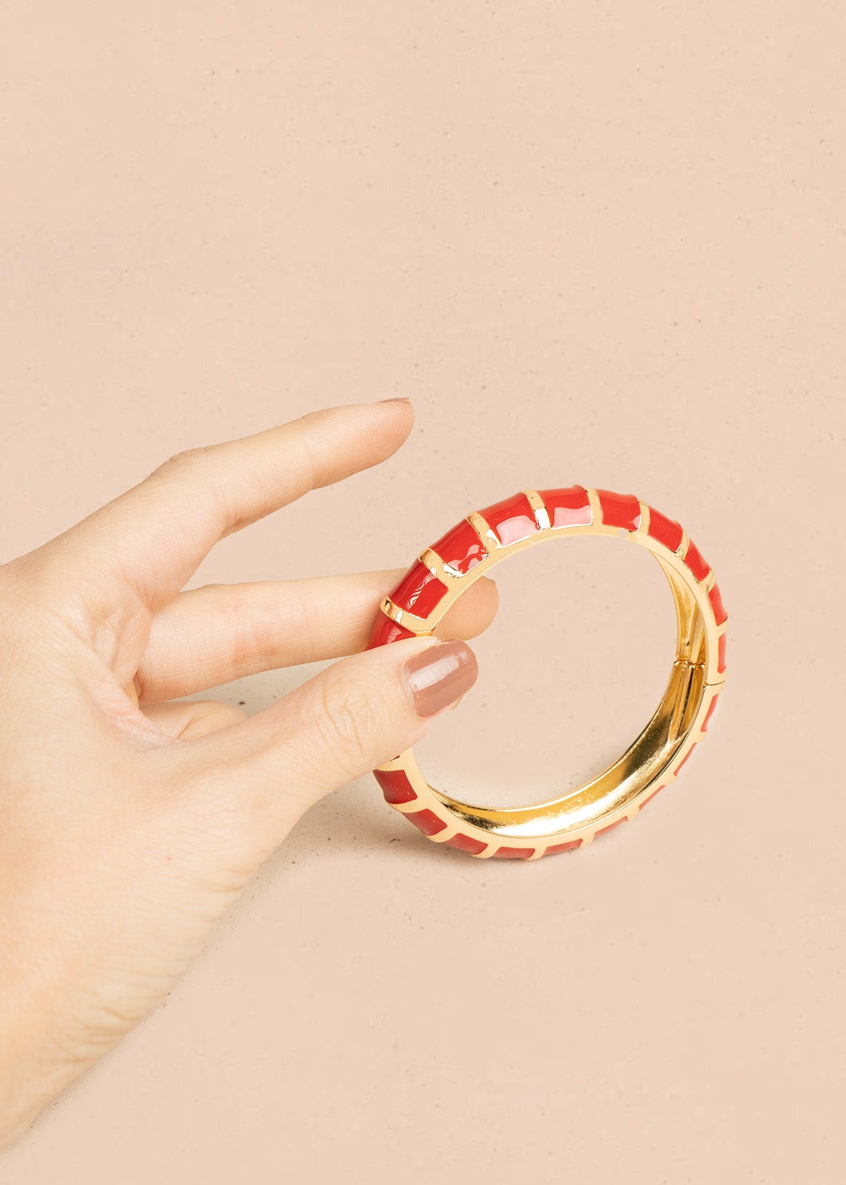 Pulsera color dorado con acabados rojos 106404