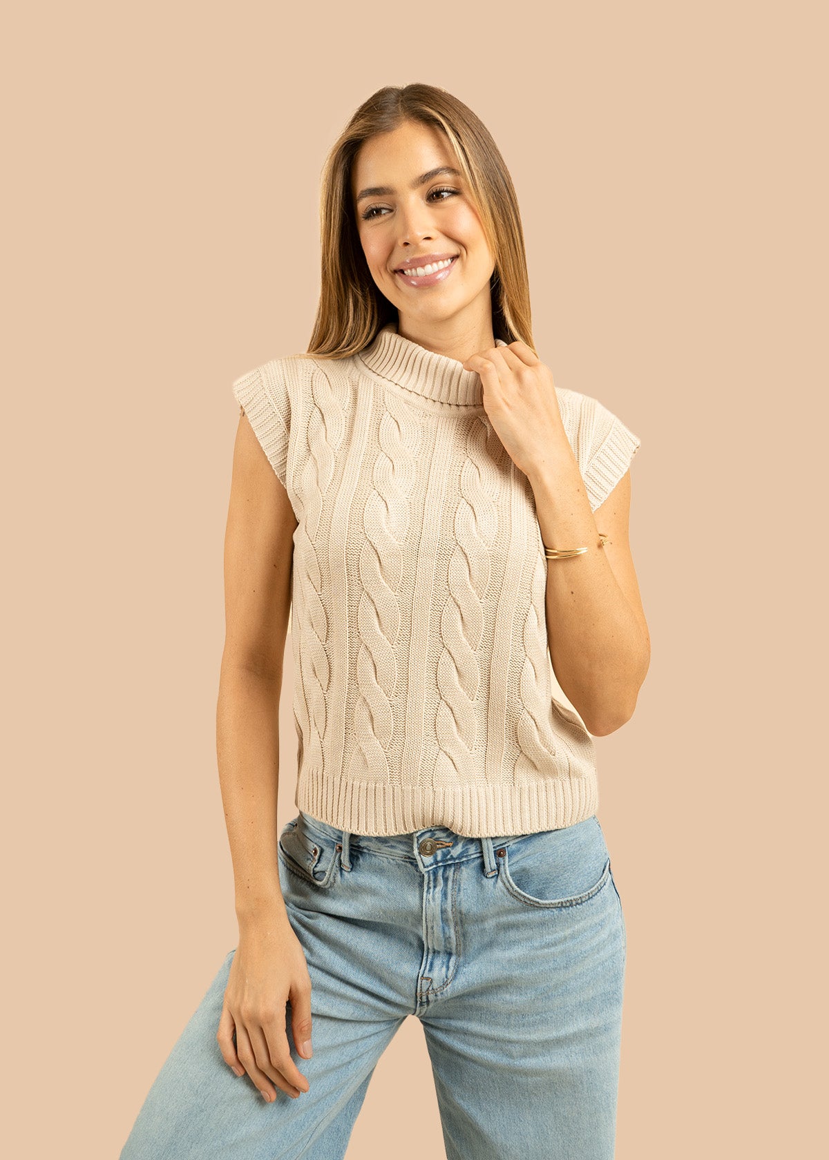 Chaleco tejido color beige con relieve trenzado 106426