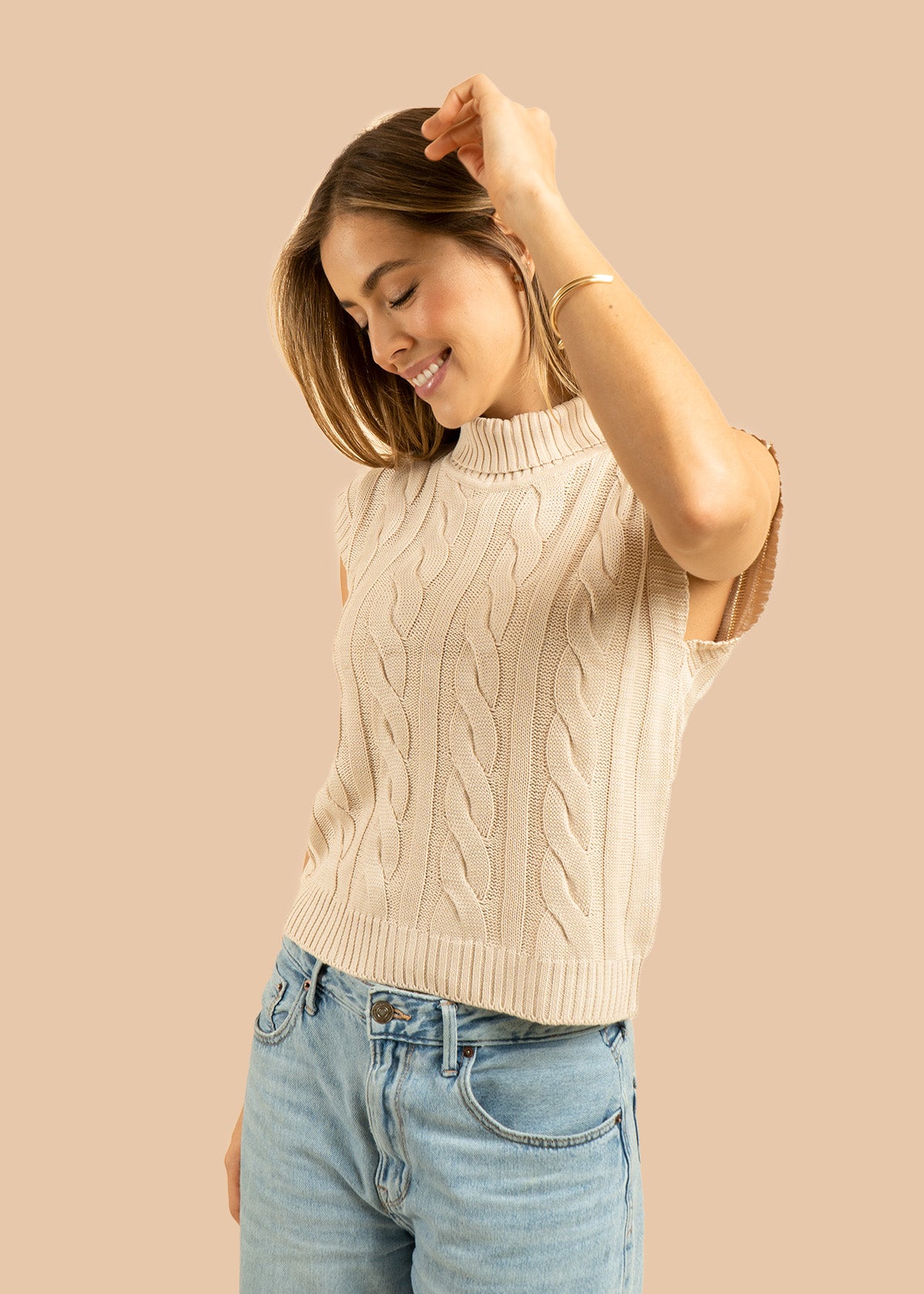 Chaleco tejido color beige con relieve trenzado 106426