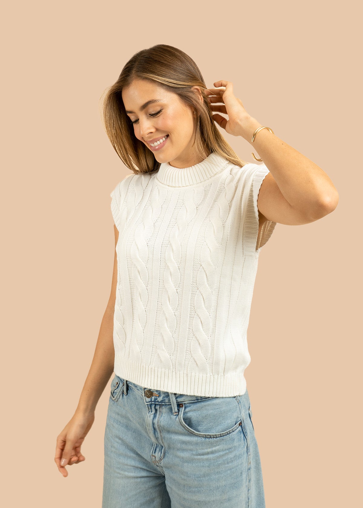 Chaleco tejido color blanco con relieve trenzado 106426