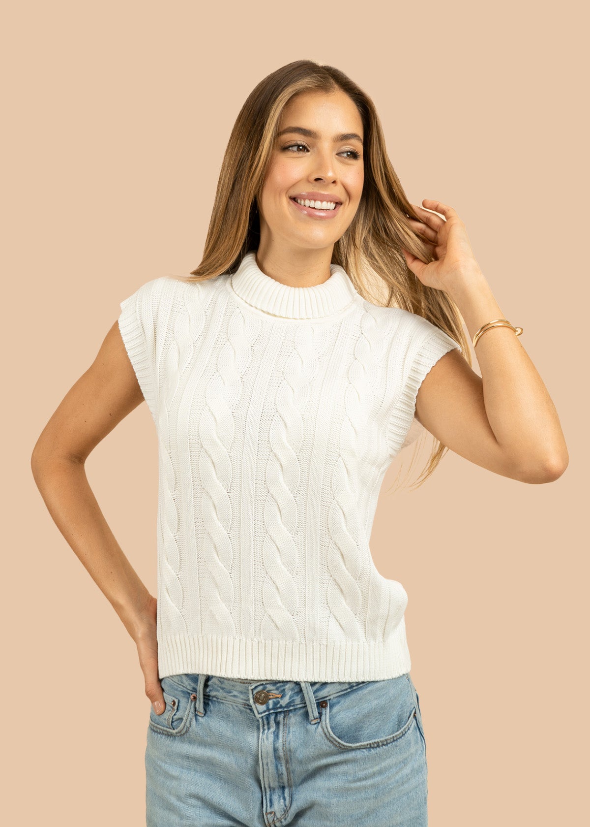 Chaleco tejido color blanco con relieve trenzado 106426