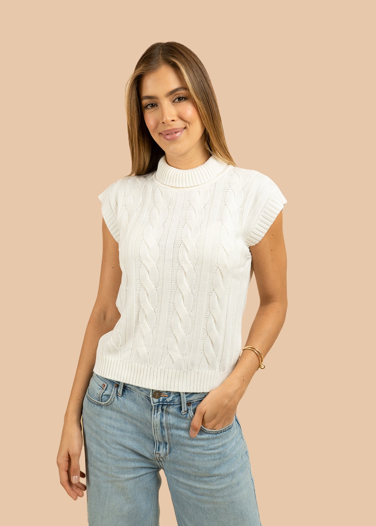 Chaleco tejido color blanco con relieve trenzado 106426