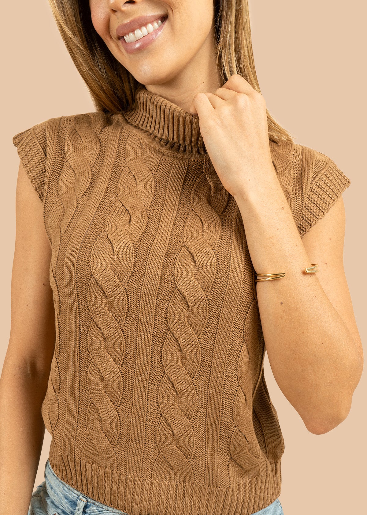 Chaleco tejido color camel con relieve trenzado 106426