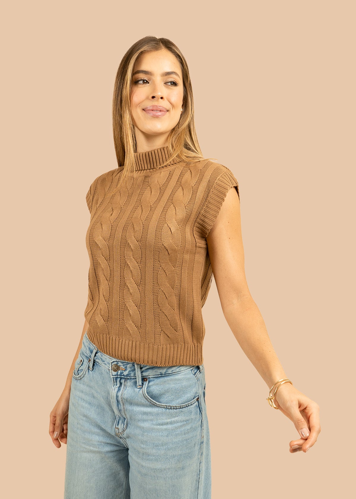Chaleco tejido color camel con relieve trenzado 106426
