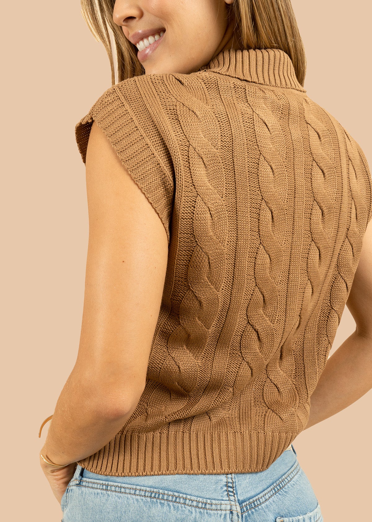 Chaleco tejido color camel con relieve trenzado 106426