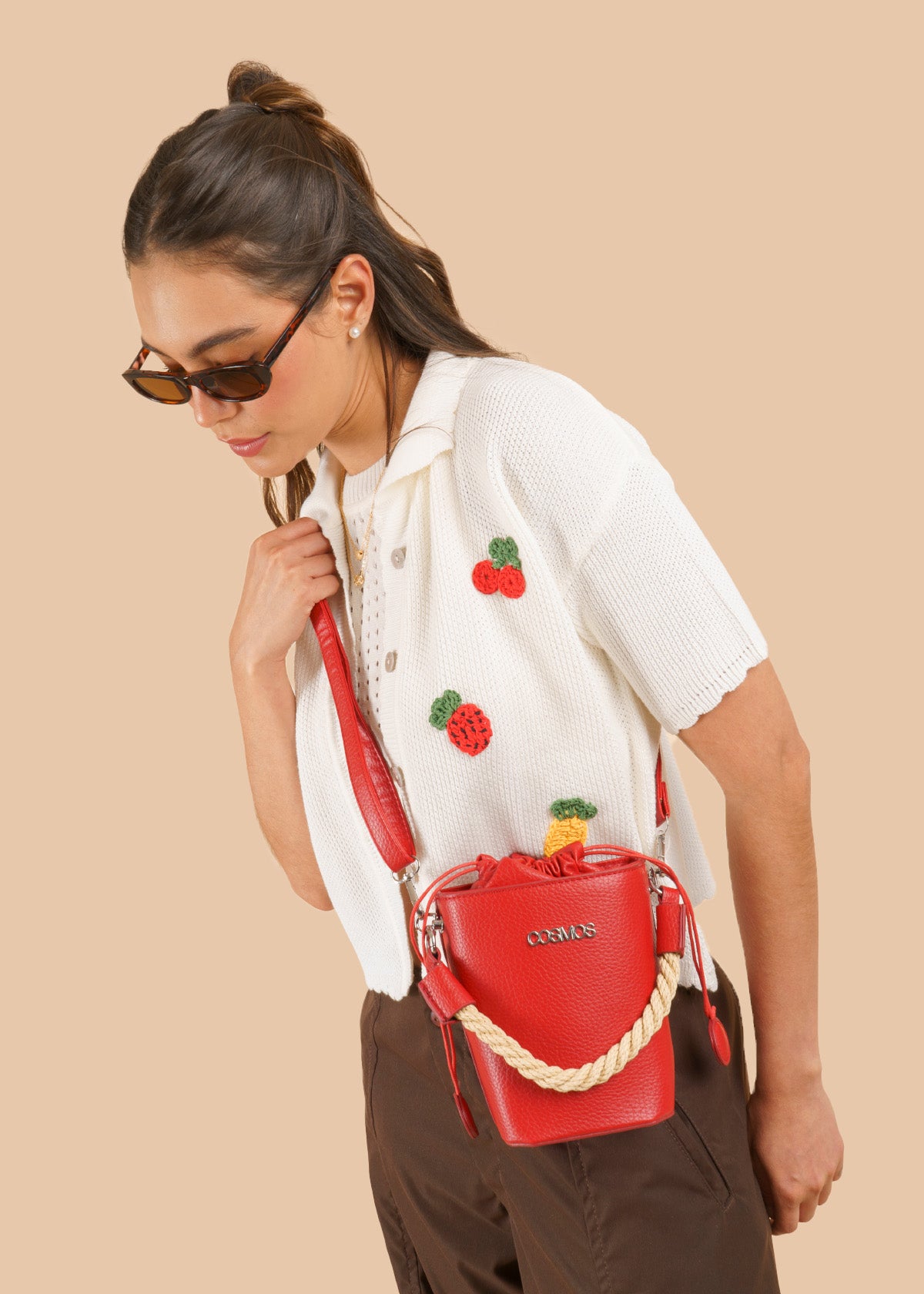 Blusa tejida color blanco con bordados de frutas 106429