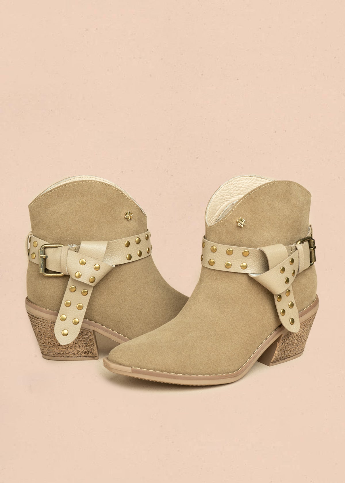 Botines de cuero color arena con correa y taches 106431