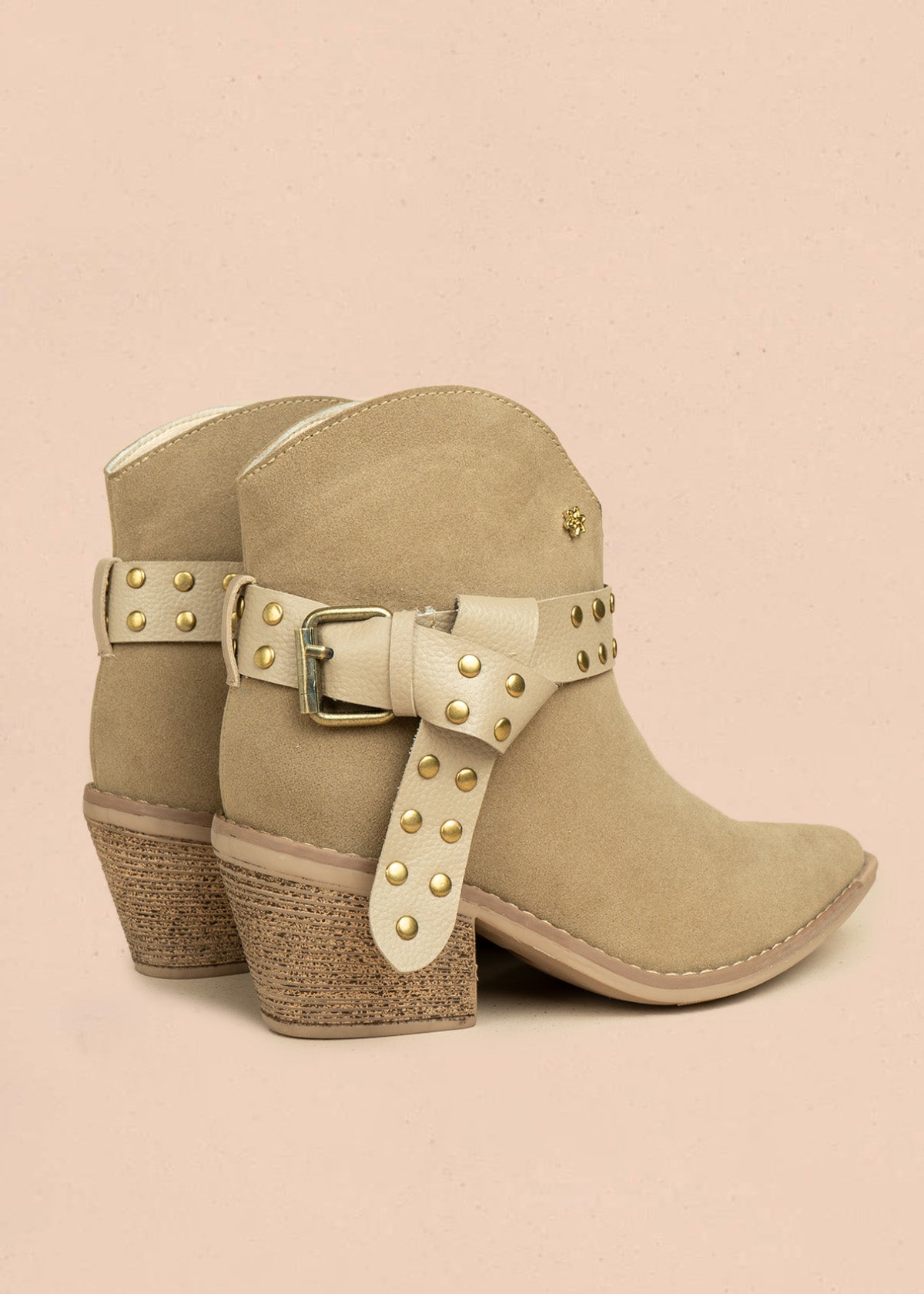 Botines de cuero color arena con correa y taches 106431