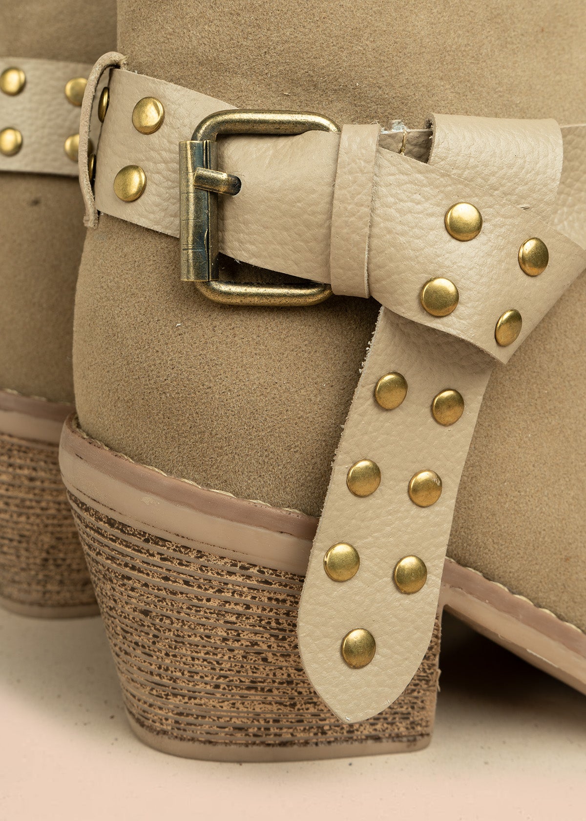 Botines de cuero color arena con correa y taches 106431