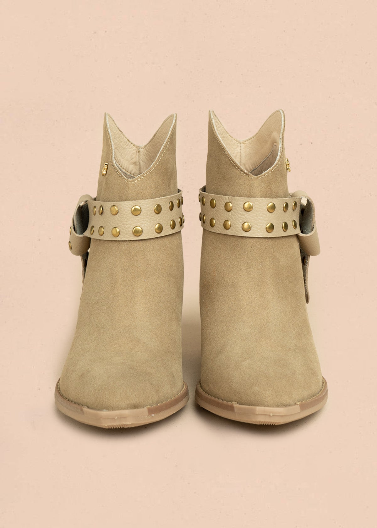 Botines de cuero color arena con correa y taches 106431