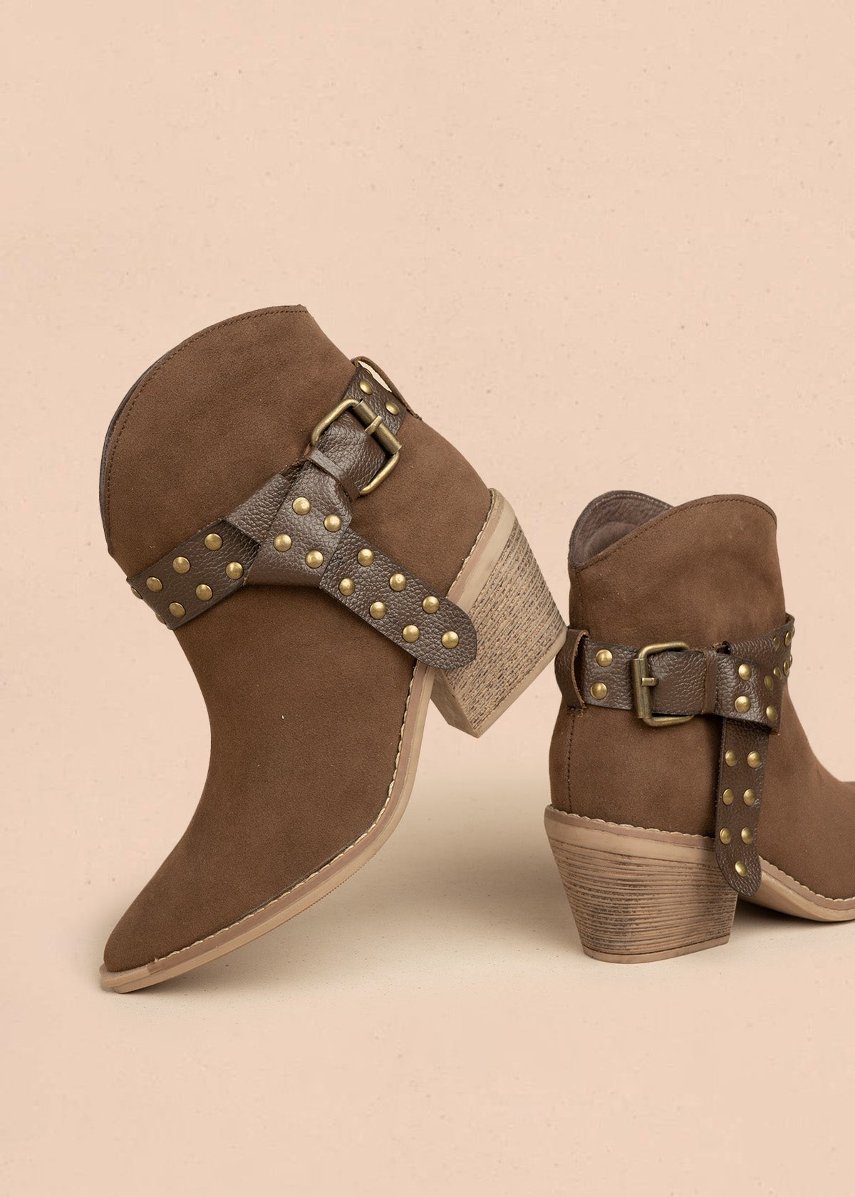 Botines de cuero color chocolate con correa y taches 106431