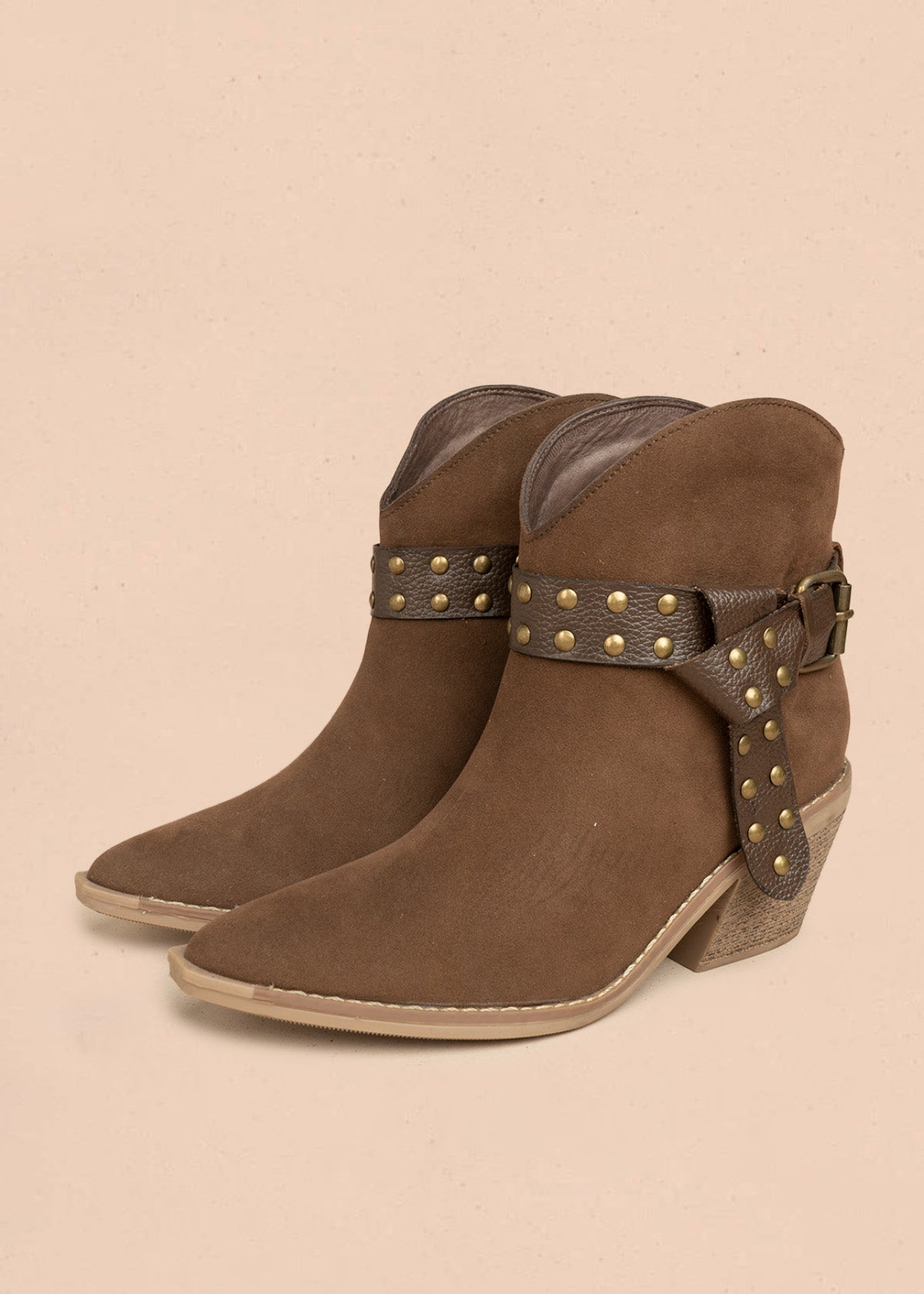 Botines de cuero color chocolate con correa y taches 106431