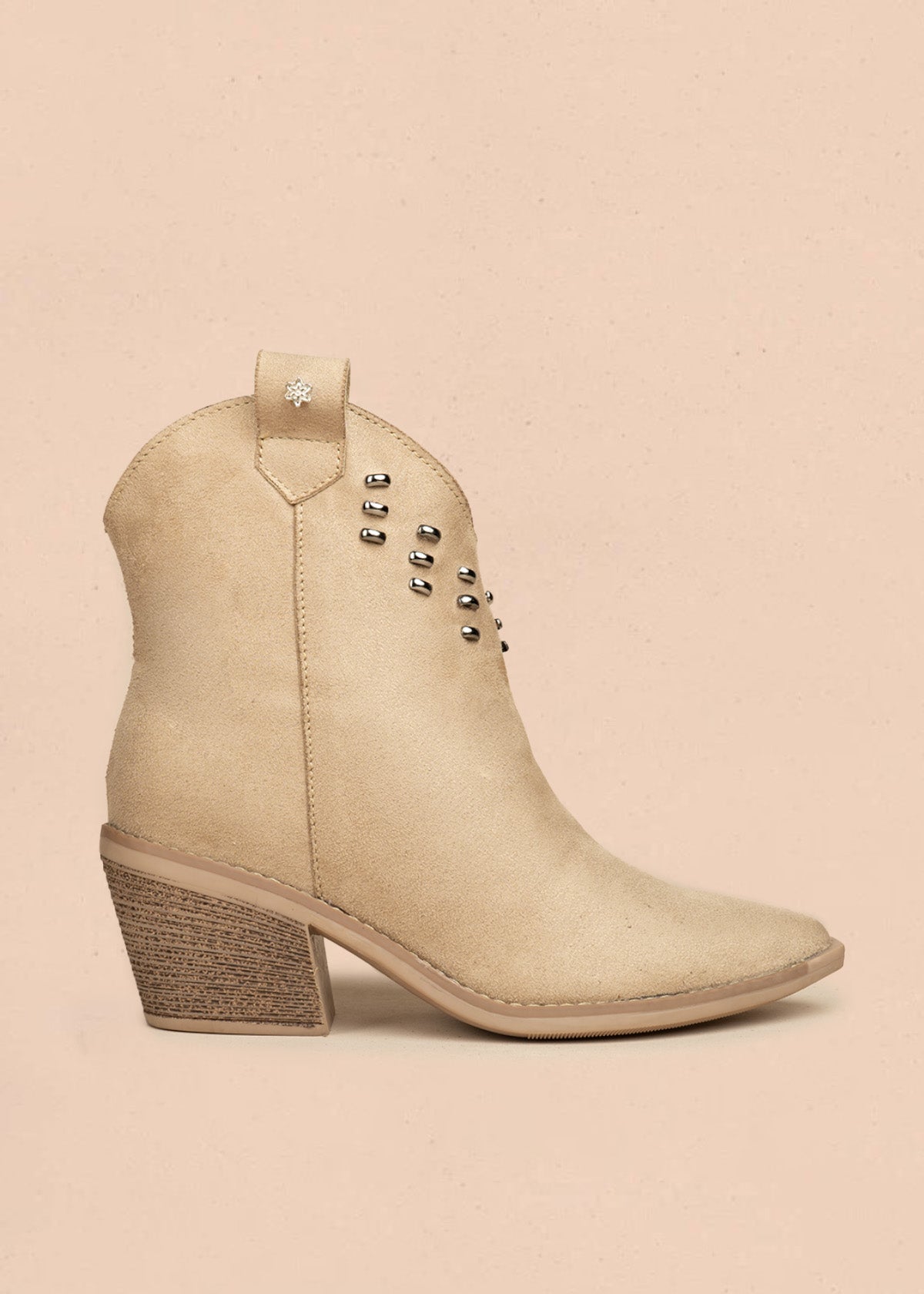 Botines texanos color arena de gamuza sintética y taches 106432