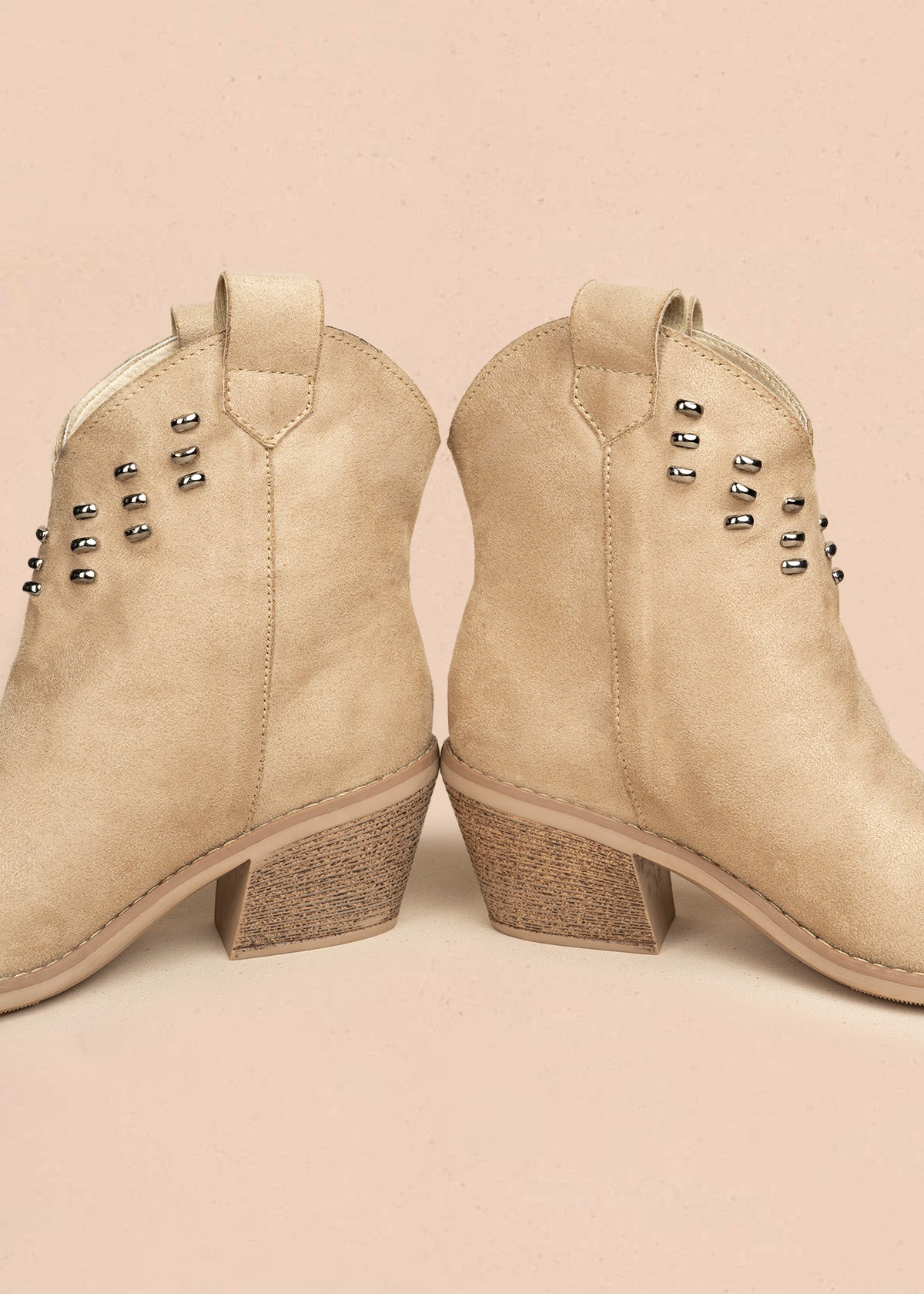 Botines texanos color arena de gamuza sintética y taches 106432