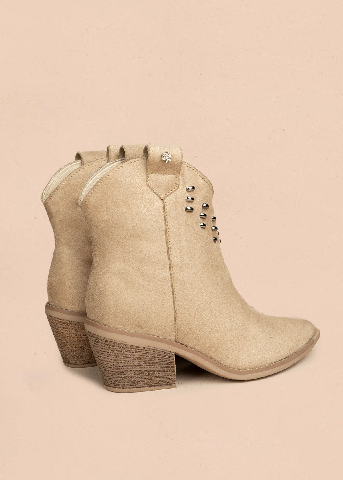 Botines texanos color arena de gamuza sintética y taches 106432
