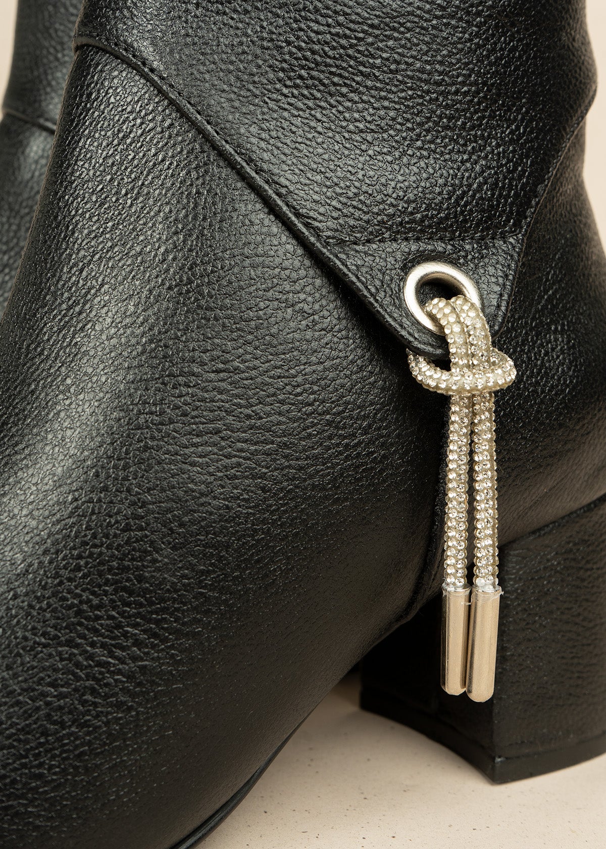 Botines de cuero color negro con ojalete y amarre lateral 106433