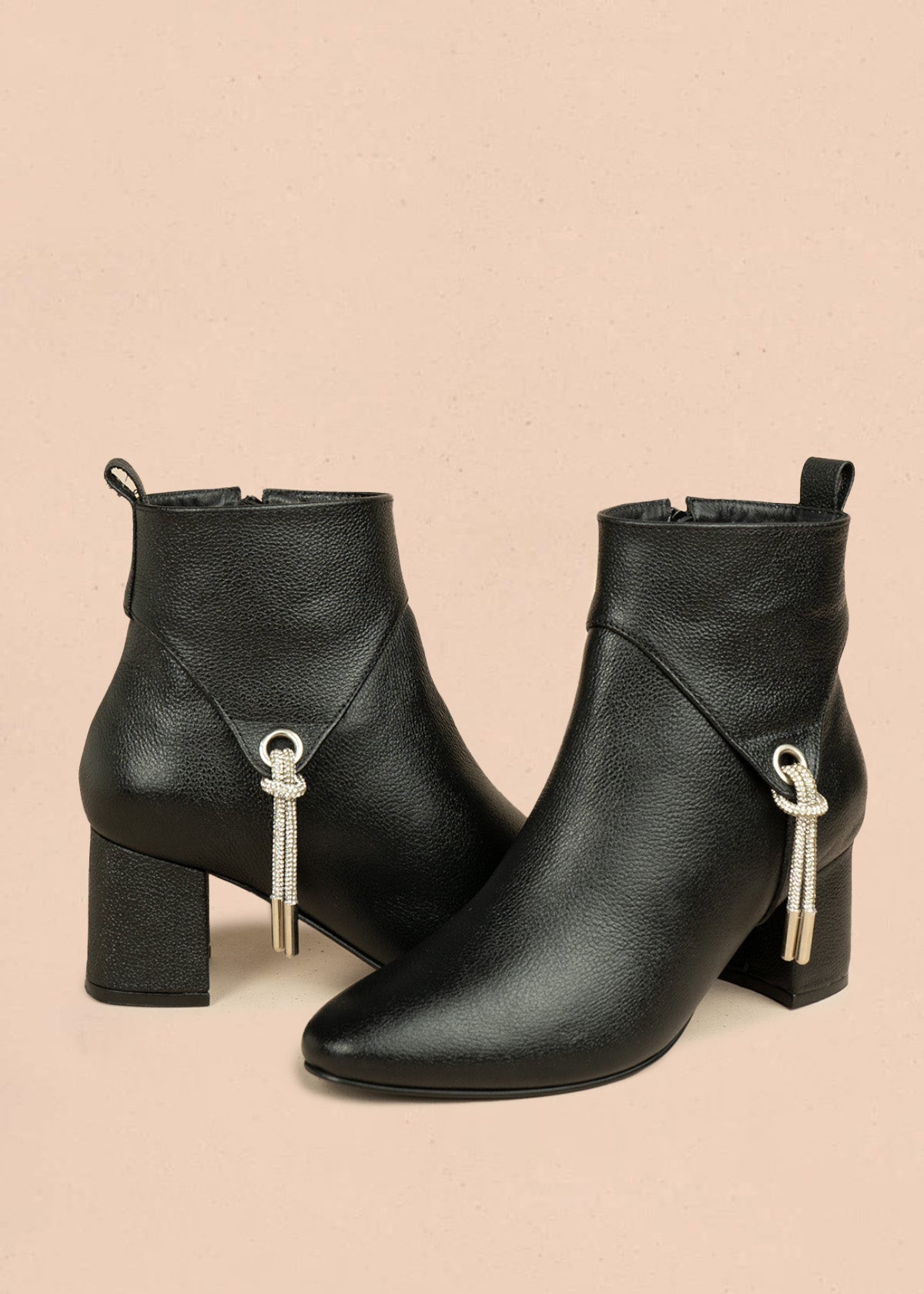 Botines de cuero color negro con ojalete y amarre lateral 106433