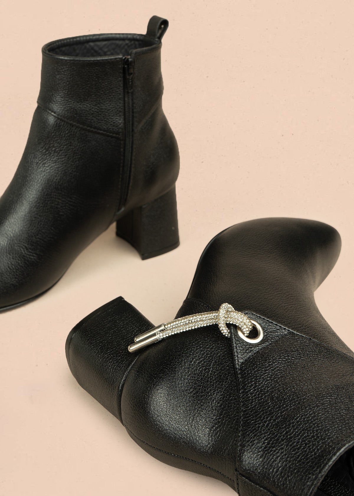 Botines de cuero color negro con ojalete y amarre lateral 106433