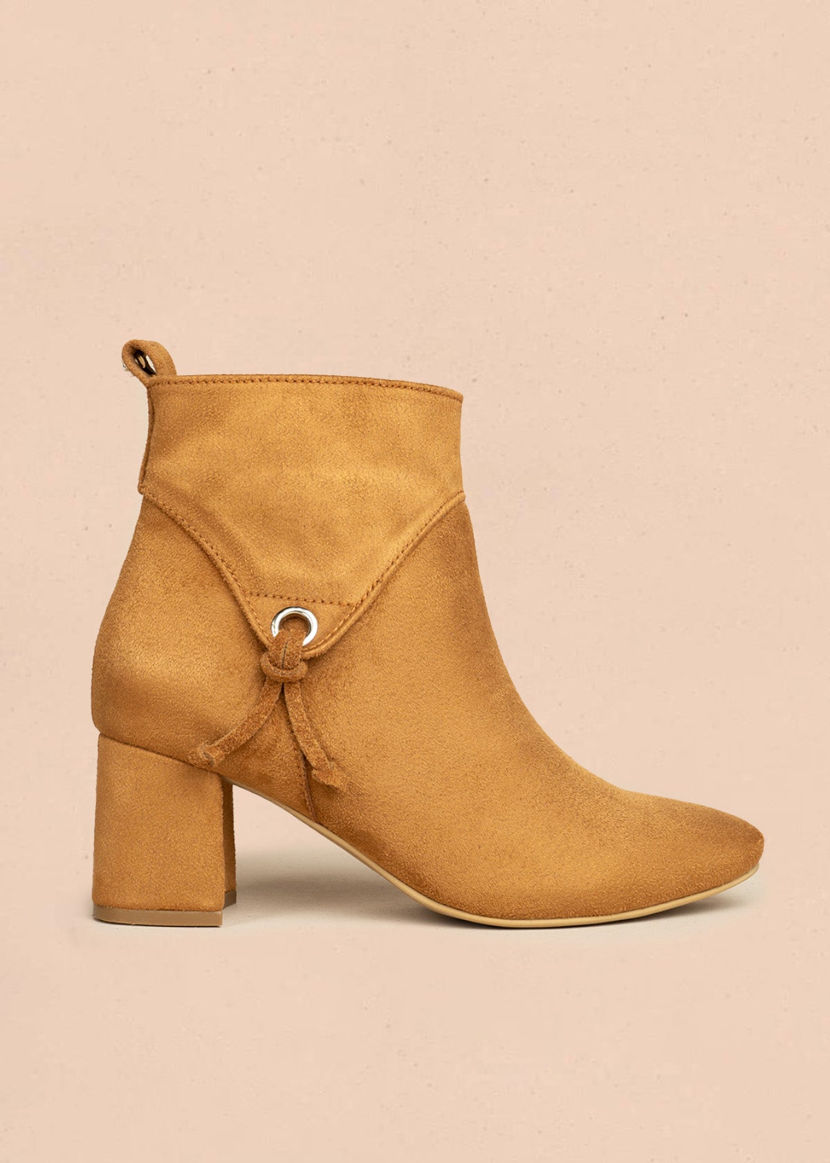 Botines color miel de gamuza sintética con ojalete y amarre lateral 106434