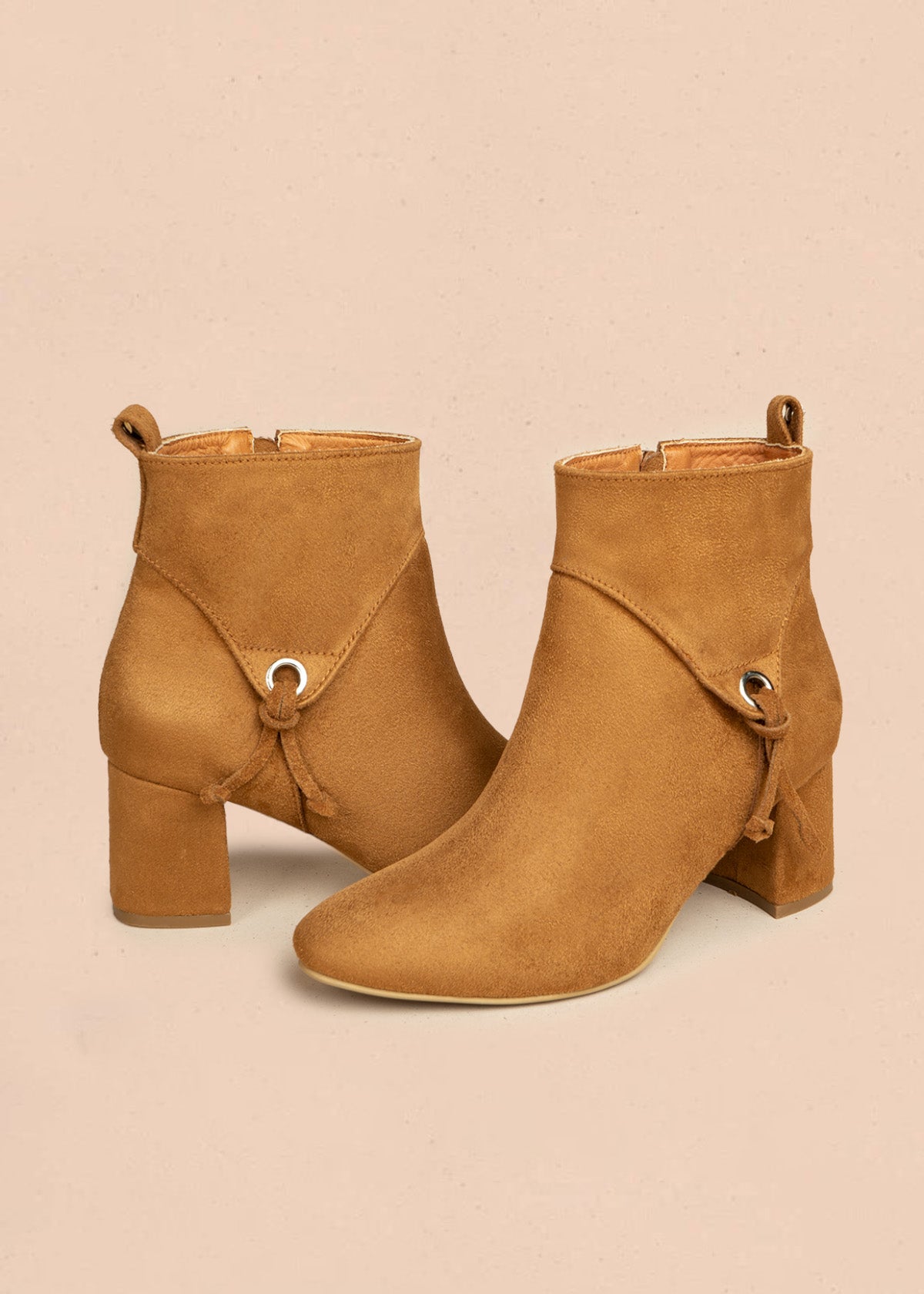 Botines color miel de gamuza sintética con ojalete y amarre lateral 106434