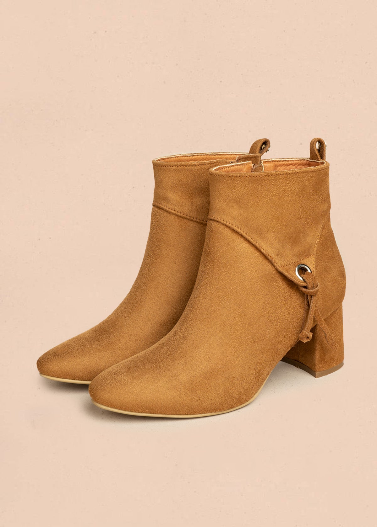 Botines color miel de gamuza sintética con ojalete y amarre lateral 106434