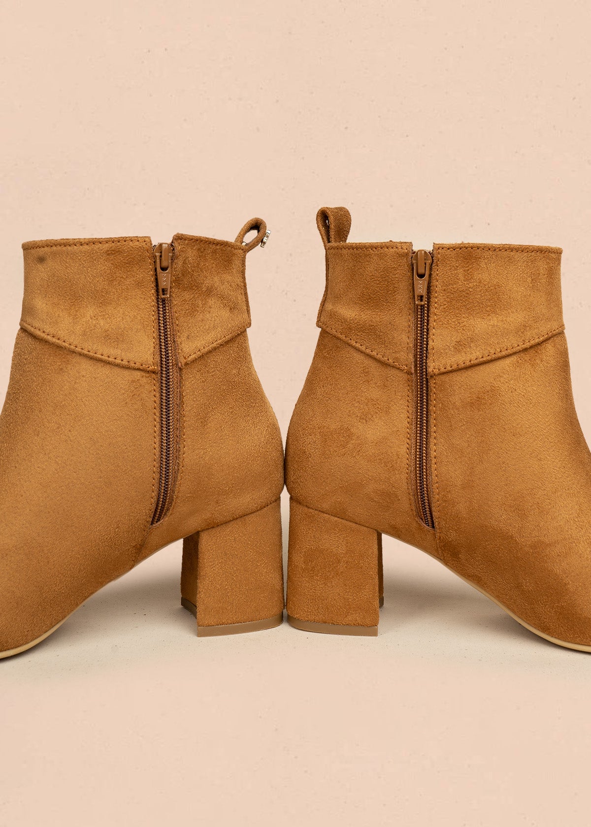 Botines color miel de gamuza sintética con ojalete y amarre lateral 106434