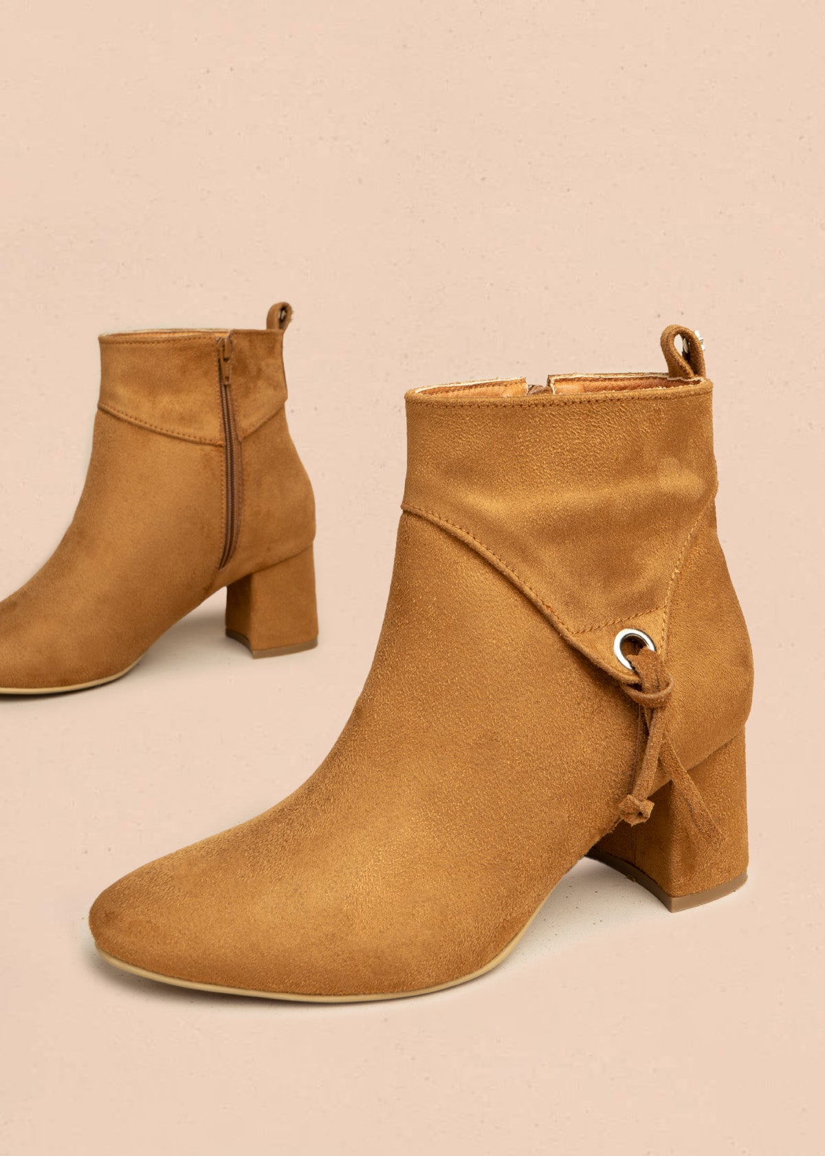 Botines color miel de gamuza sintética con ojalete y amarre lateral 106434