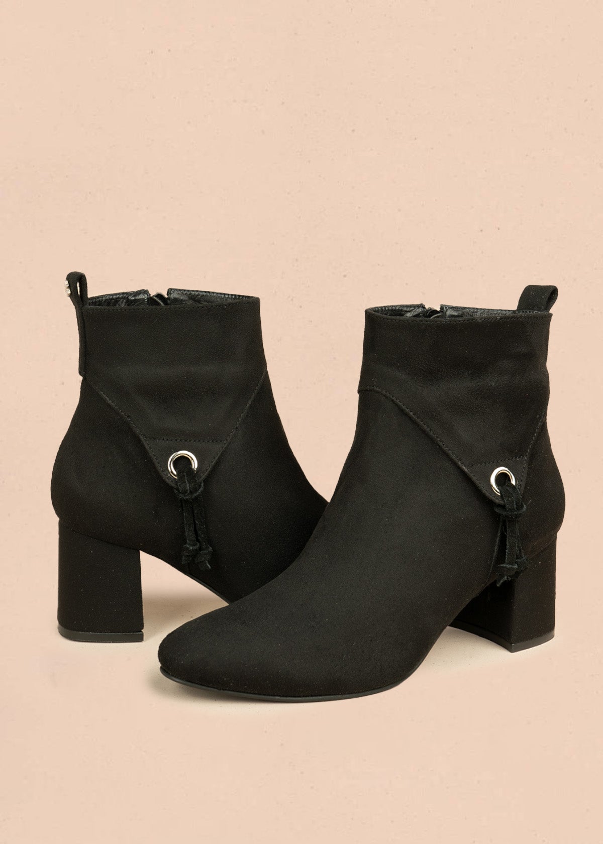 Botines color negro de gamuza sintética con ojalete y amarre lateral 106434