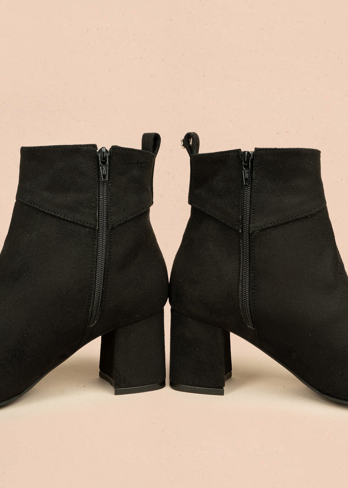 Botines color negro de gamuza sintética con ojalete y amarre lateral 106434