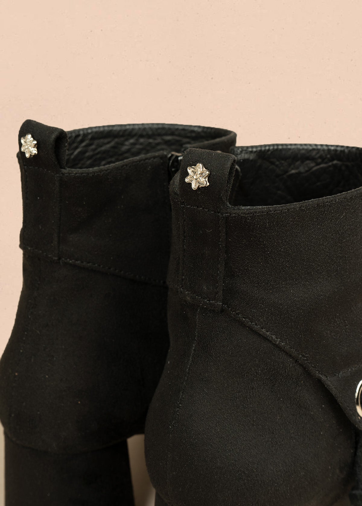 Botines color negro de gamuza sintética con ojalete y amarre lateral 106434