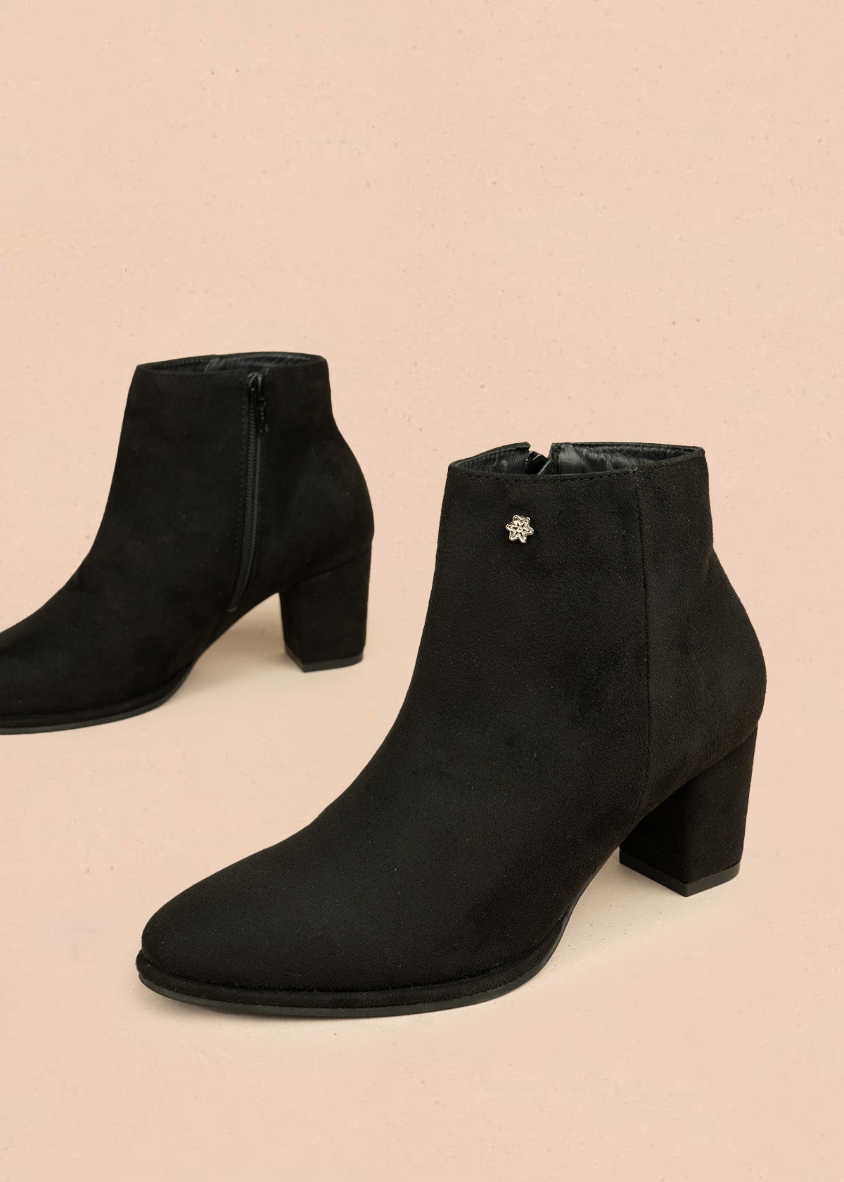 Botines color negro de gamuza sintética con cierre lateral 106435