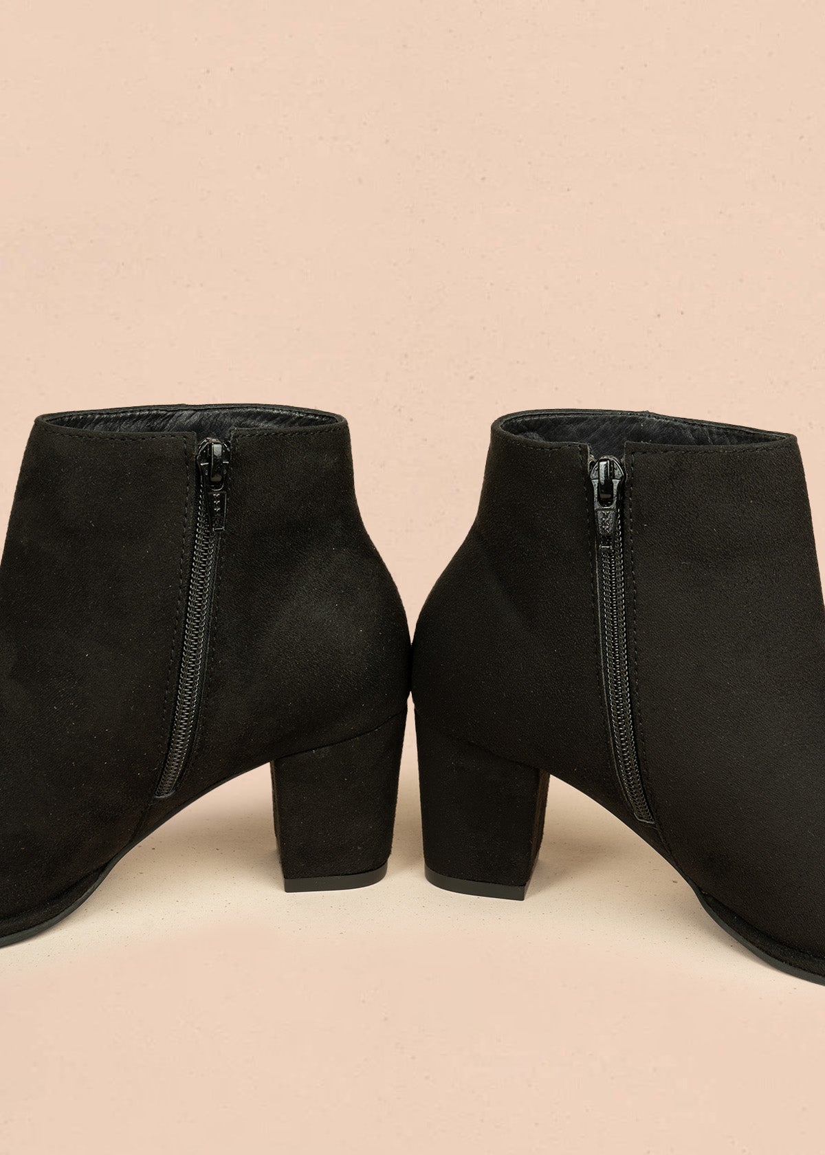 Botines color negro de gamuza sintética con cierre lateral 106435