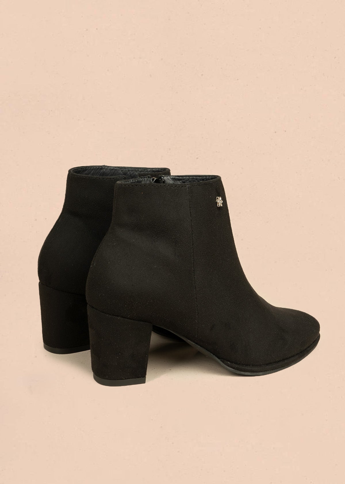 Botines color negro de gamuza sintética con cierre lateral 106435