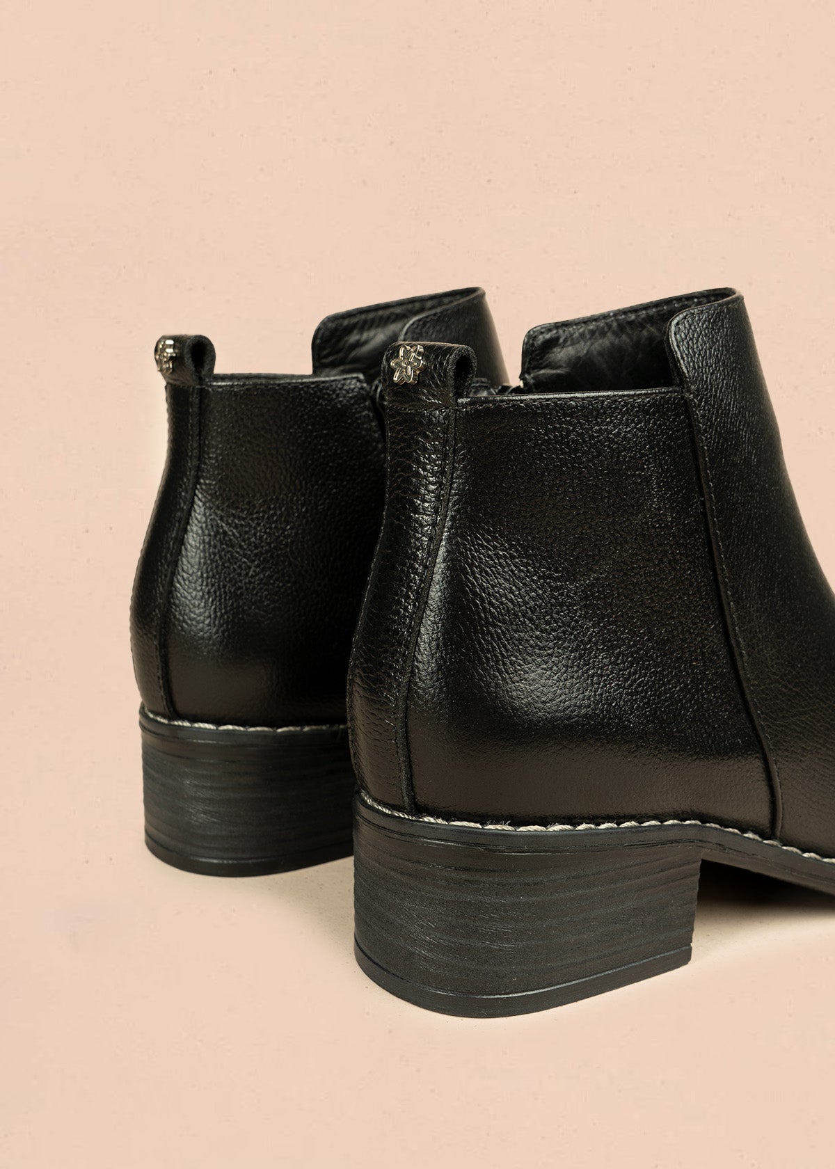 Botines de cuero color negro con cierre lateral 106436