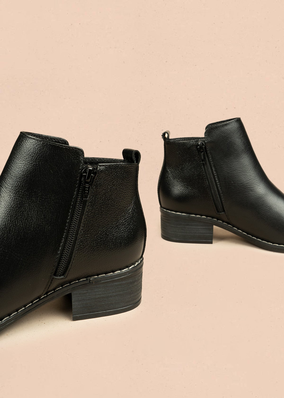 Botines de cuero color negro con cierre lateral 106436