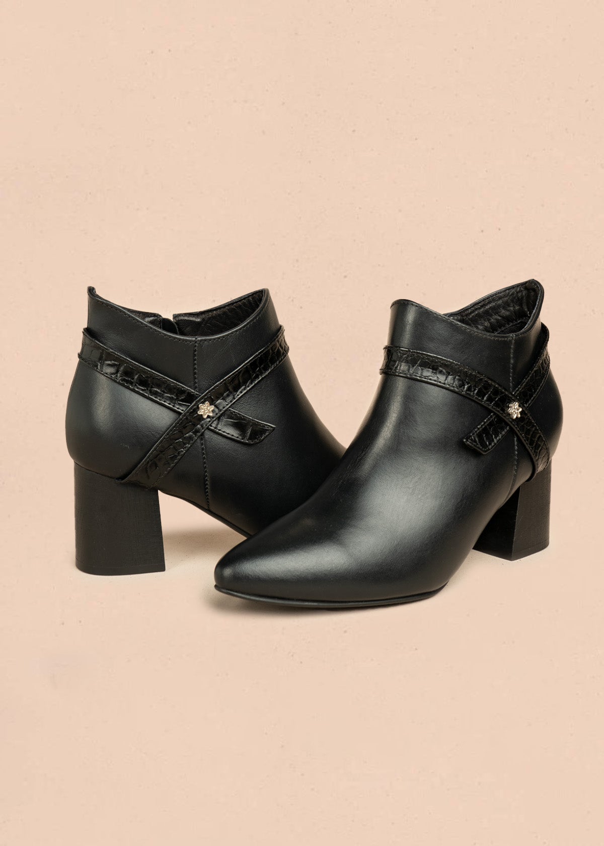 Botines de cuero color negro con correa decorativa textura reptil 106437